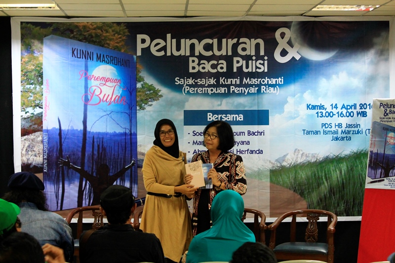 kunni-menyerahkan-buku-puisi-perempuan-bulan_20160416_220329.jpg