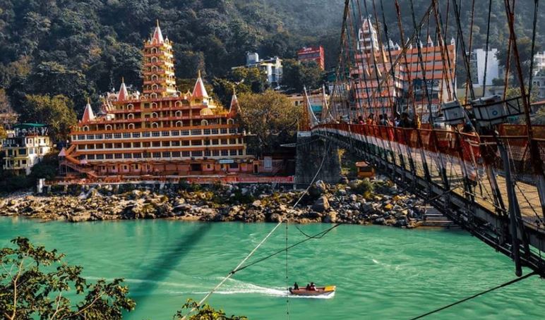 Wanita Cantik Ini Foto Bugil di Jembatan, Ditangkap Polisi Karena Nodai Kesucian Tuhan