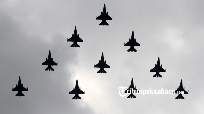 latihan-kedua-combine-fly-pass-antara-tni-au-dan-rsaf-di-lanud-roesmin-nurjadin-5_20170904_171722.jpg