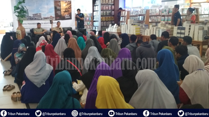 live-fb-gramedia-jenderal-sudirman-pekanbaru-dipenuhi-penggemar-tere-liye-yang-ingin-bertemu.jpg