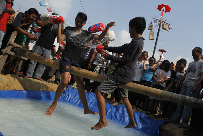 lomba-pukul-bantal_20150817_200239.jpg