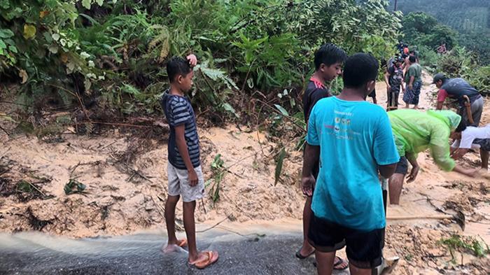 Longsor Setelah Diguyur Hujan, Jalan Akses Antar Desa di Kampar Kiri Hulu Putus