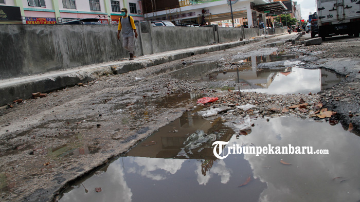 FOTO : Jalan Rusak Parah dekat Perlintasan Bus TMP di Depan STC Pekanbaru - lubang-stc2.jpg