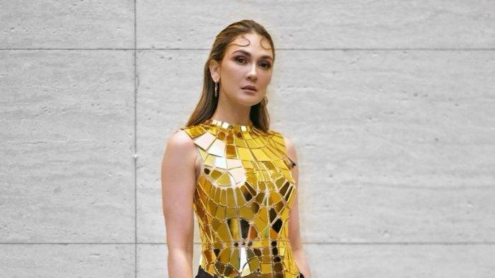 Luna Maya Foto Pakai Baju Renang, yang Bagian Ini Dibiarkan Terbuka, Warganet Bandingkan Masa SMA