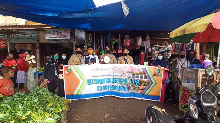 mahasiswa-kukerta-relawan-covid-19-unri-bagikan-masker-di-pasar.jpg
