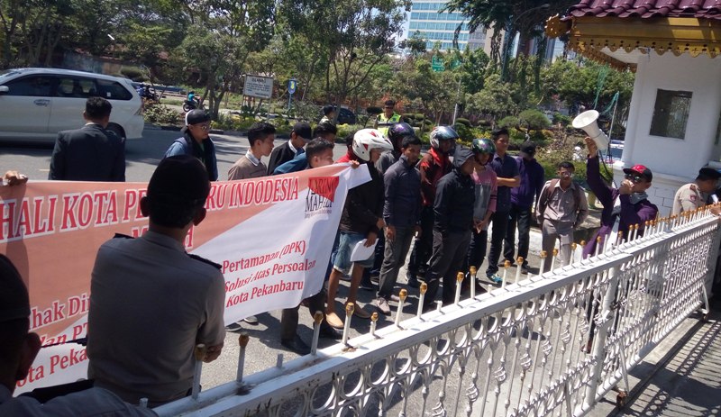 mahasiswa-lira-indonesia-jaring-mahali-unjuk-rasa-sampah_20160718_122349.jpg