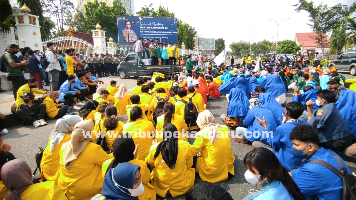 mahasiswa-riau-unjukrasa-het-migor2.jpg