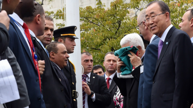 mahmoud-abbas-cium-bendera-palestina-pbb-ban_ki-moon_afp_20151001_083805.jpg
