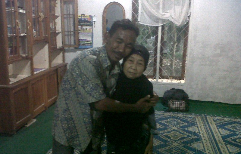 mak-khadijah-bertemu-kembali-dengan-anaknya-jonilita_20161106_155648.jpg