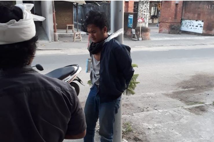 Apes, Maling ini Terjebak di Dalam Toko, tak Berani Keluar Karena Warga dan Pemilik Toko Menunggu