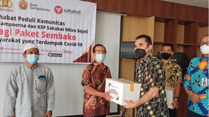 manajemen-bank-sampoerna-bersama-mitra-memberikan-bantuan.jpg