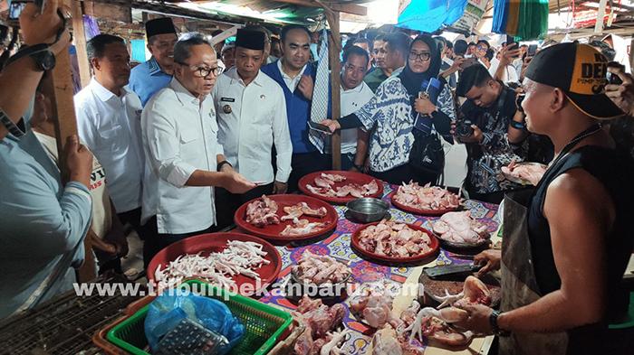 FOTO : Menteri Perdagangan Kunjungi Pasar Palapa Pekanbaru - mendag-sapa-pedagang-pasar-palapa.jpg