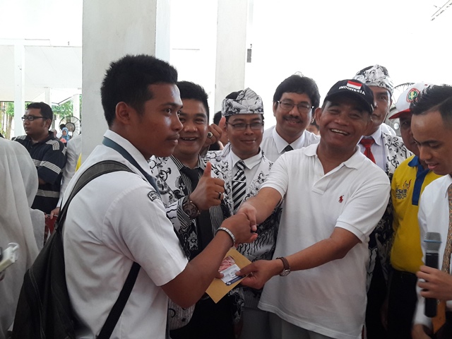 mendikbud-prof-muhajir-effendy-ikut-membagikan-kartu-indonesia-pintar_20160822_135208.jpg