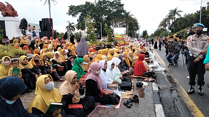 BREAKING NEWS: Lantunkan Ayat Suci, Ribuan Orang Riau Mengaji di Trotoar Kota Pekanbaru