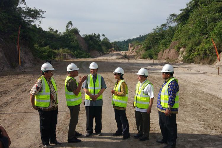menteri-badan-usaha-milik-negara-bumn-rini-soemarno-di-proyek-tol-padang-sincincin_20171028_011521.jpg
