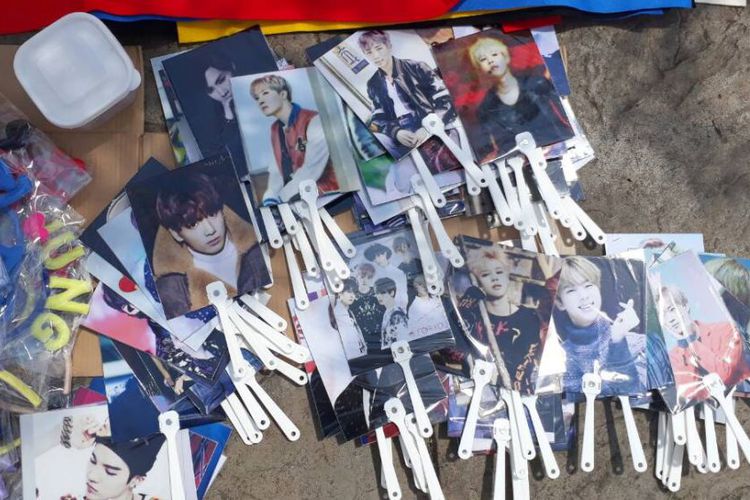merchandise-bangtan-boys-bts-di-indonesia-convention-exhibition-ice_20170429_143923.jpg