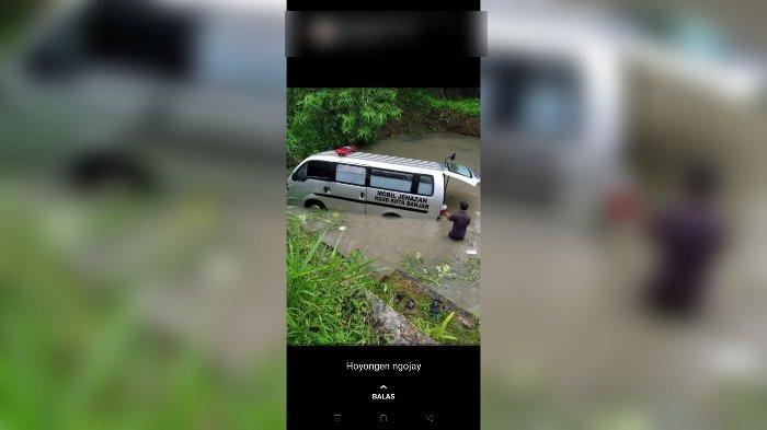 mobil-ambulans-yang-masuk-kolam-warga-di-kuningan-jawa-barat.jpg