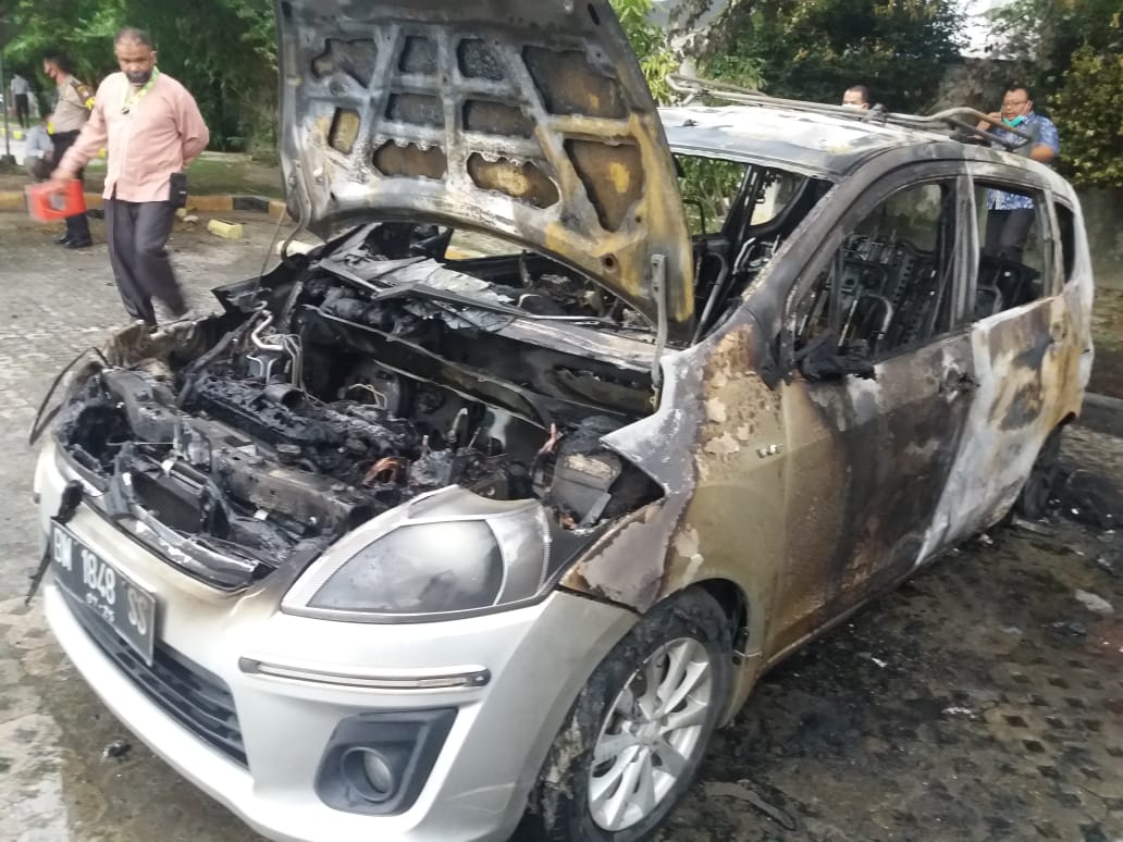 Wuss,Kobaran Api Muncul di Suzuki Ertiga, Mobil Milik Dokter Terbakar di Parkiran Rumah Sakit