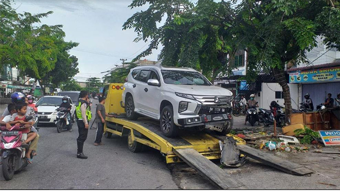 Pajero Sport Hilang Kendali di Jalan Harapan Raya Pekanbaru, Tabrak Tiang Telkom dan Gerobak Warga
