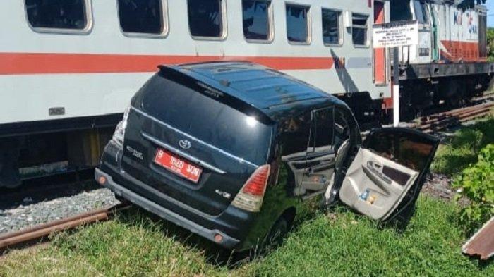 Mobil Plat Merah Ditabrak Kereta Api Sibinuang di Padang, Insiden Ketiga Dalam 10 Hari di Sumbar