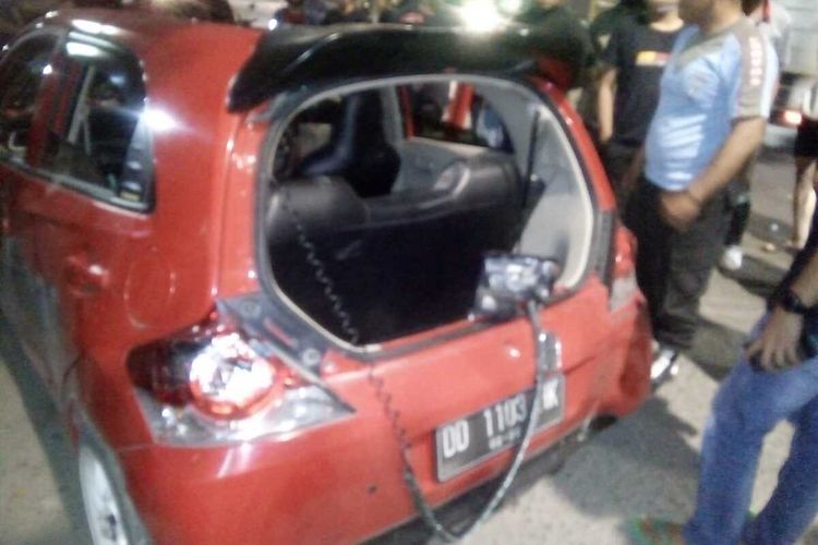 mobil-yang-digunakan-asa-usai-dirusak-ratusan-pengendara-motor.jpg