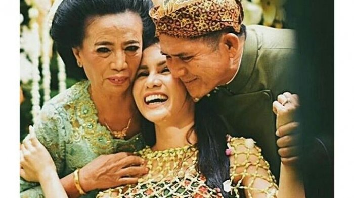 momo-geisha-bersama-ibu-dan-ayahnya_20170920_070403.jpg