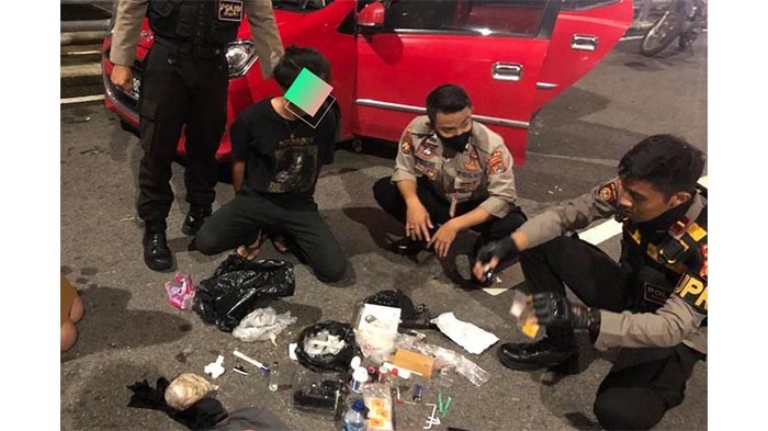 Nongkrong Mabuk-mabukan di Tepi Jalan, Saat Digeledah 7 Muda-mudi Bawa Sabu, Bong Hingga Timbangan