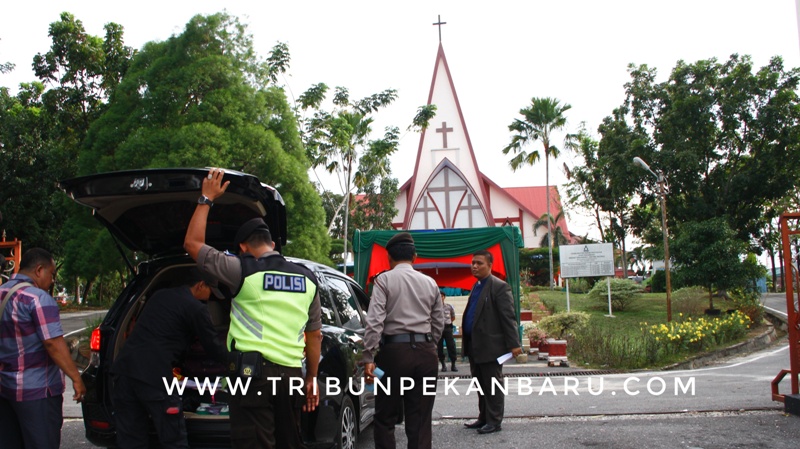 natal-pemeriksaan-kendaraan-di-gereja_20161225_114843.jpg