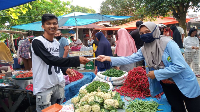 new-normal-mahasiswa-kukerta-relawan-covid-19-unri-bagikan-100-masker-kain-kepada-pedagang-pasar.jpg