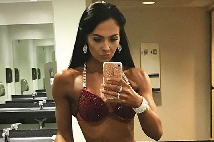 nikki-harvey-berpose-di-depan-cermin_20171017_154444.jpg