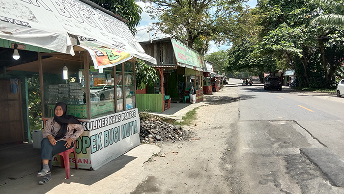 Senyum Wanita Penunggu Lopek Bugi Kampar, Tetap Semangat Jajakan Dagangan di Tengah Pandemi