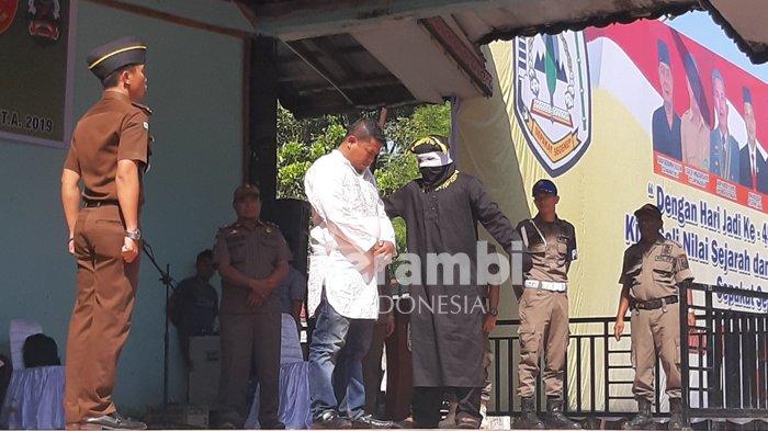oknum-anggota-dprk-aceh-tenggara-timbul-hasudungan-samosir-dicambuk.jpg