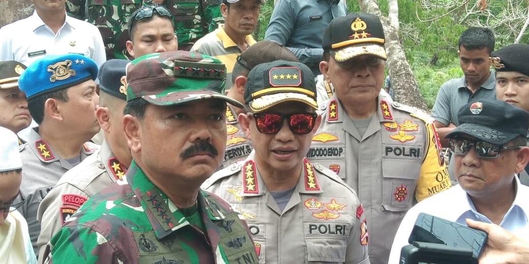 panglima-kapolri-dan-edi-natar-kacamata.jpg