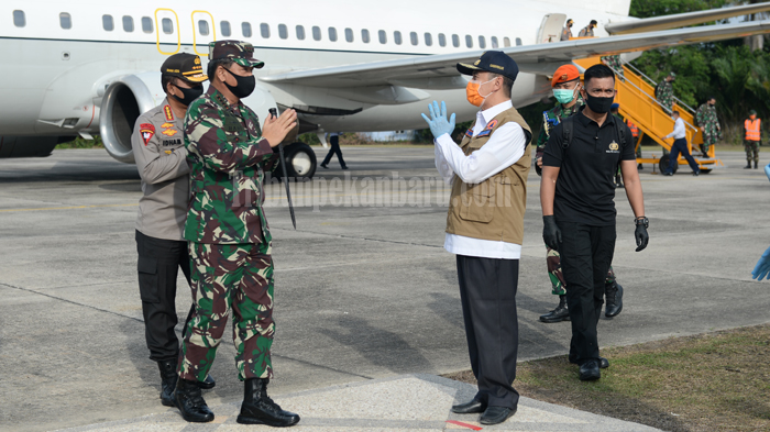 panglima-tni-dan-kapolri-tiba-di-pekanbaru-disambut-gubri-syamsuar-tanpa-jabat-tangan.jpg