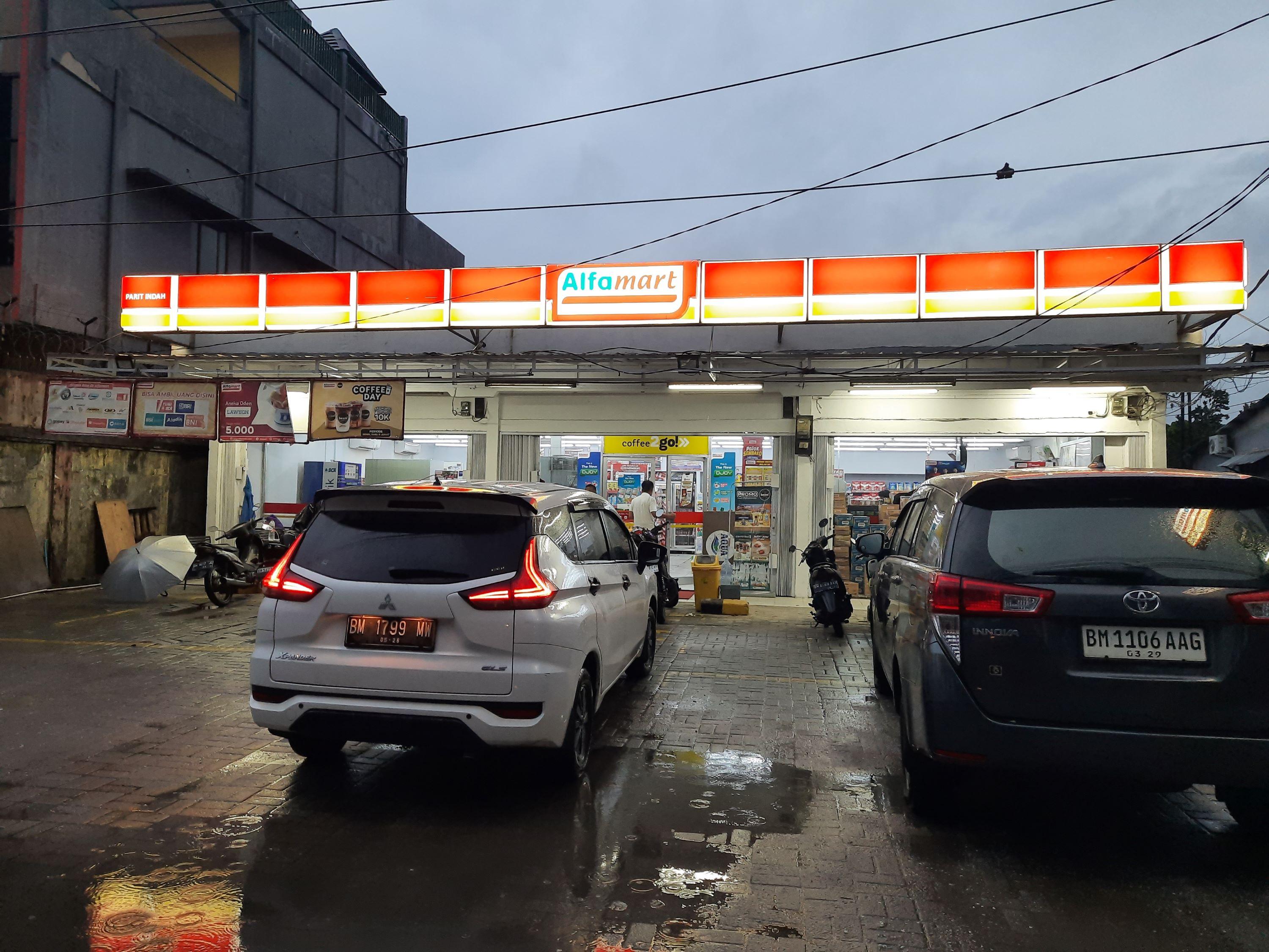 parkir-di-alfamart-indomaret-pekanbaru-gratis.jpg