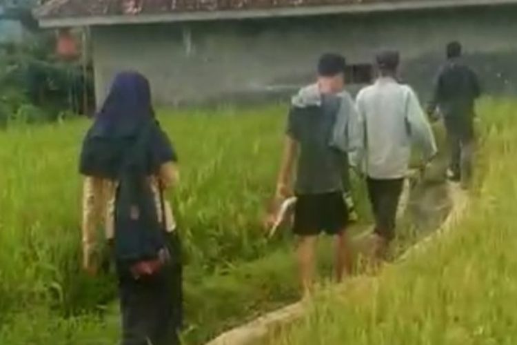 Pelajar SMP Jaman Sekarang Sudah Kenal Kondom, Dipraktekan Dalam Gubuk Di Tengah Sawah