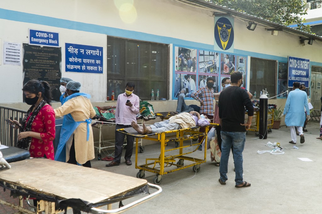 pasien-covid-19-yang-terbaring-di-atas-tandu-di-kompleks-rumah-sakit-di-india.jpg