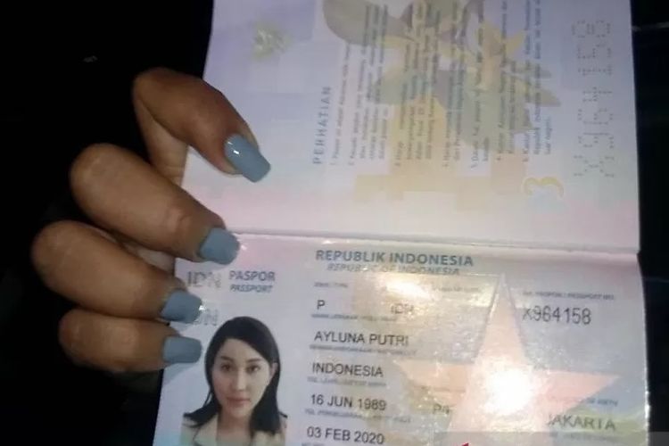 ANEH! Paspor Terbaru Lucinta Luna Sudah Berjenis Kelamin Perempuan, Paspor Lama Kok Laki-laki?