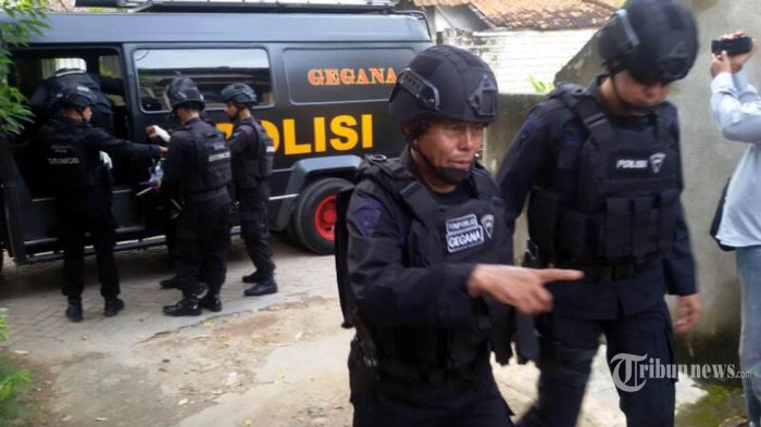pasukan-brimob-mengamankan-seorang-terduga-teroris_20170408_202304.jpg