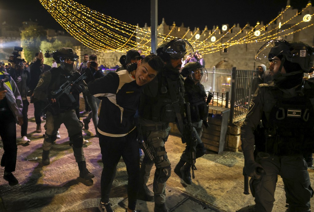 pasukan-keamanan-israel-menahan-seorang-pemuda-palestina.jpg