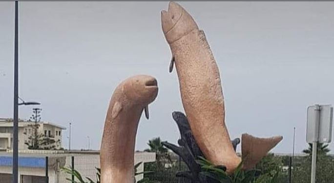 Patung Ikan Ini Seperti Kepala Alat Vital Pria, Berdiri Tegak di Tengah Kota