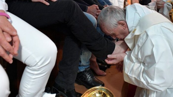 Paus Fransiskus Basuh dan Cium Kaki 12 Narapidana, di Antaranya 3 Wanita, dan 1 Muslim