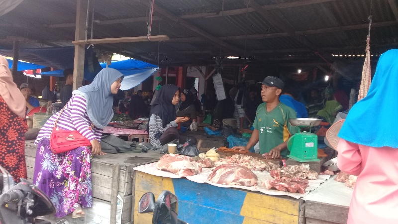 pedagan-daging-sapi-di-pasar-jaya-mukti-dumai_20170827_155653.jpg