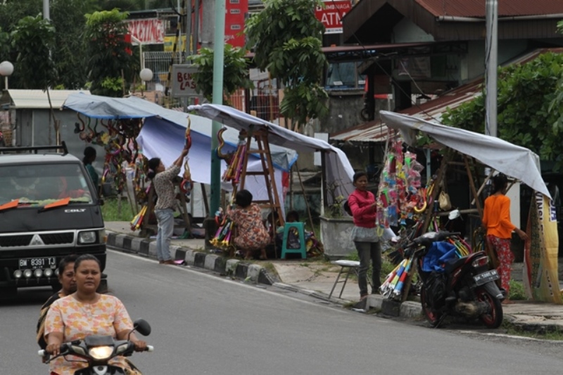 FOTO : Pedagang Terompet Tahun Baru - pedagang-terompet_20161227_172859.jpg