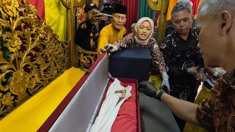 pedang-pusaka-sultan-siak.jpg