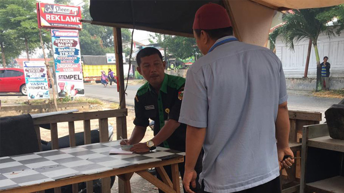 Pelaku Mengaku Pengacara, Satgas Kebersihan Pekanbaru Tindak Oknum Warga Buang Sampah Sembarangan