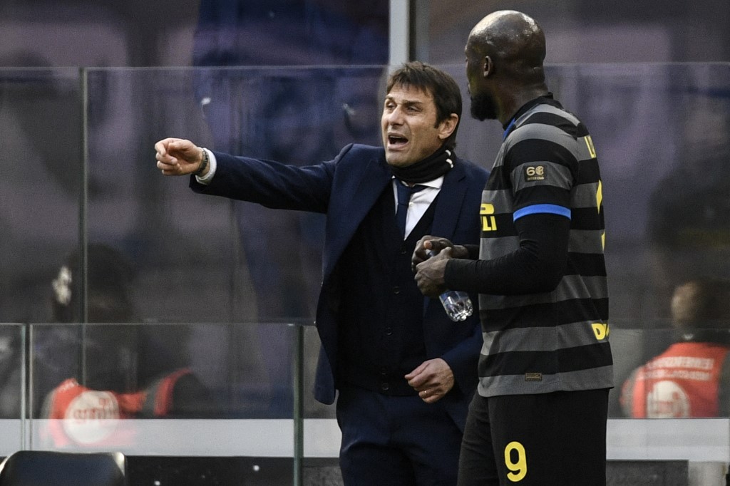 pelatih-inter-milan-antonio-conte-memberikan-instruksi-kepada-lukaku.jpg