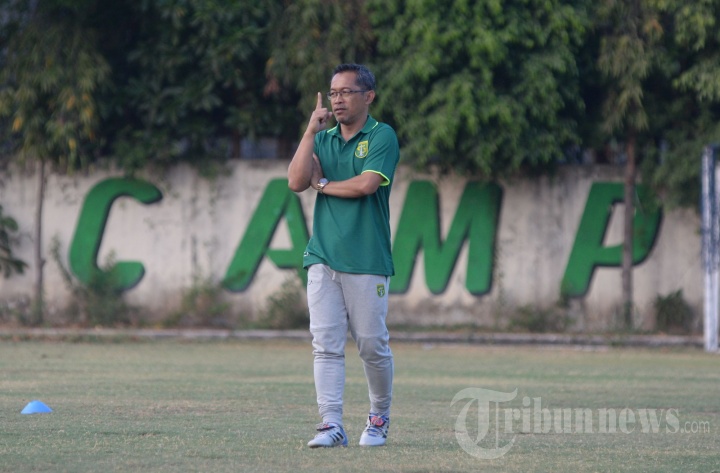 pelatih-persebaya-surabaya-aji-santoso-jelang-arema-fc-vs-persebaya-sabtu-pekan-ini.jpg