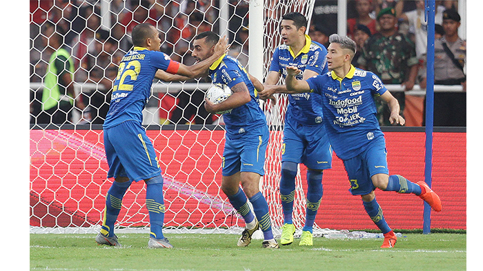 pemain-persib-bandung-rayakan-gol.jpg
