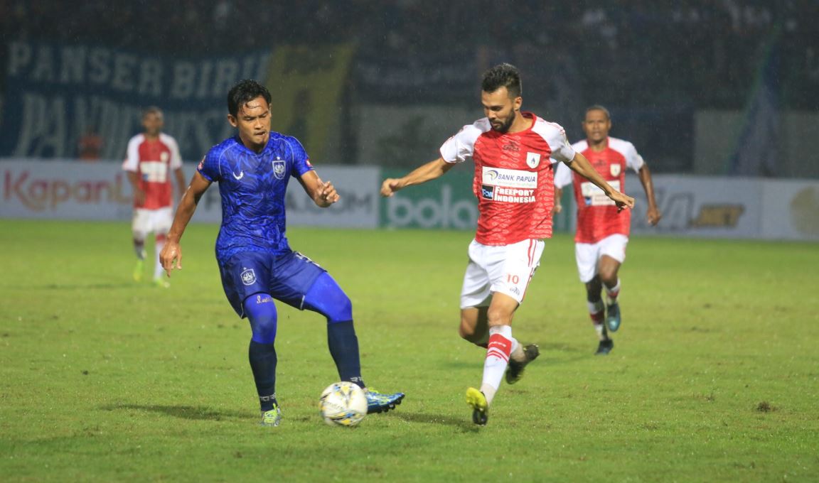 pemain-sepakbola-psis-semarang-berjibaku-dengan-pemain-persipura-jayapura.jpg
